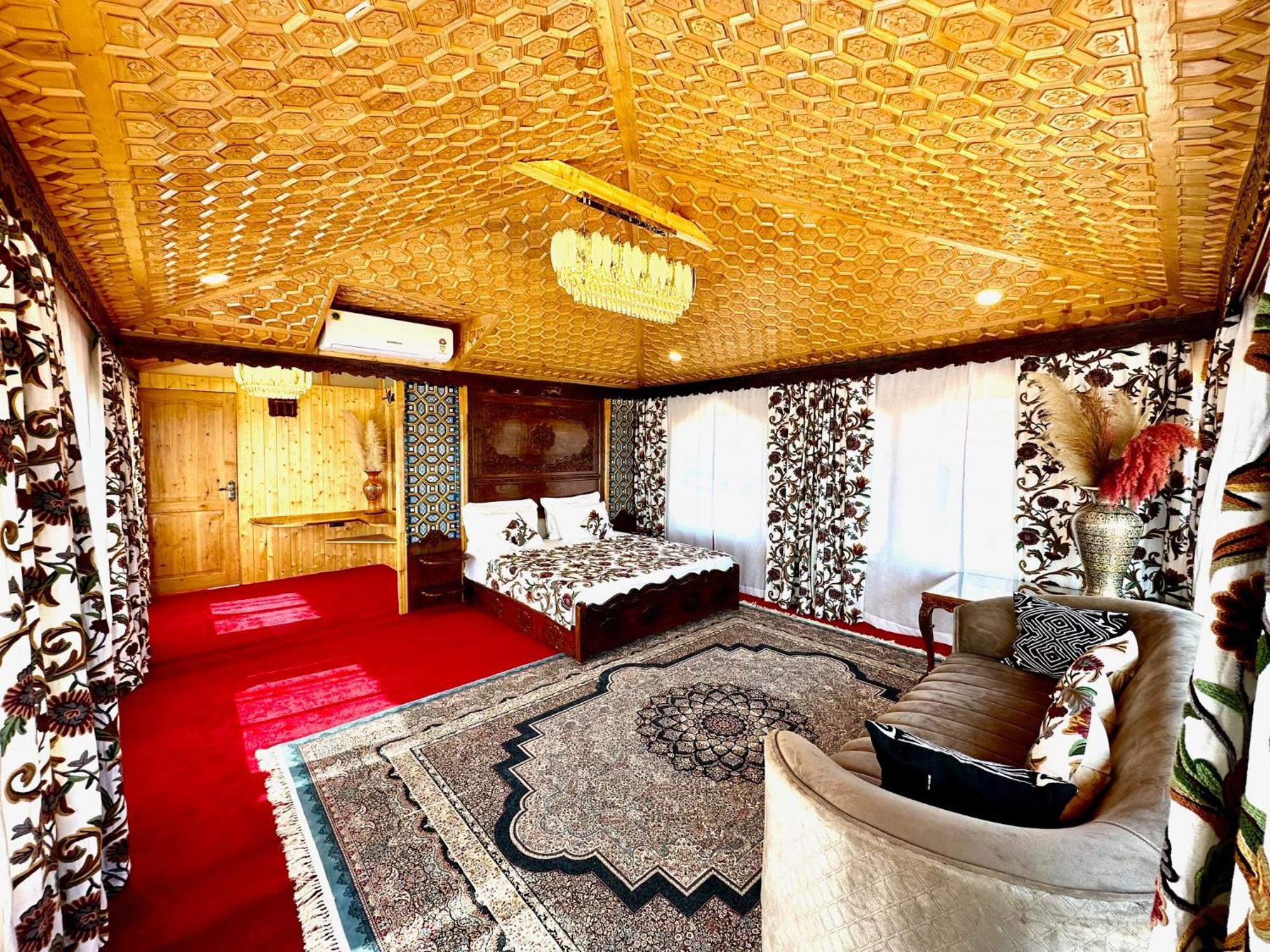 New Jacquline Heritage Houseboats Srīnagar Eksteriør bilde