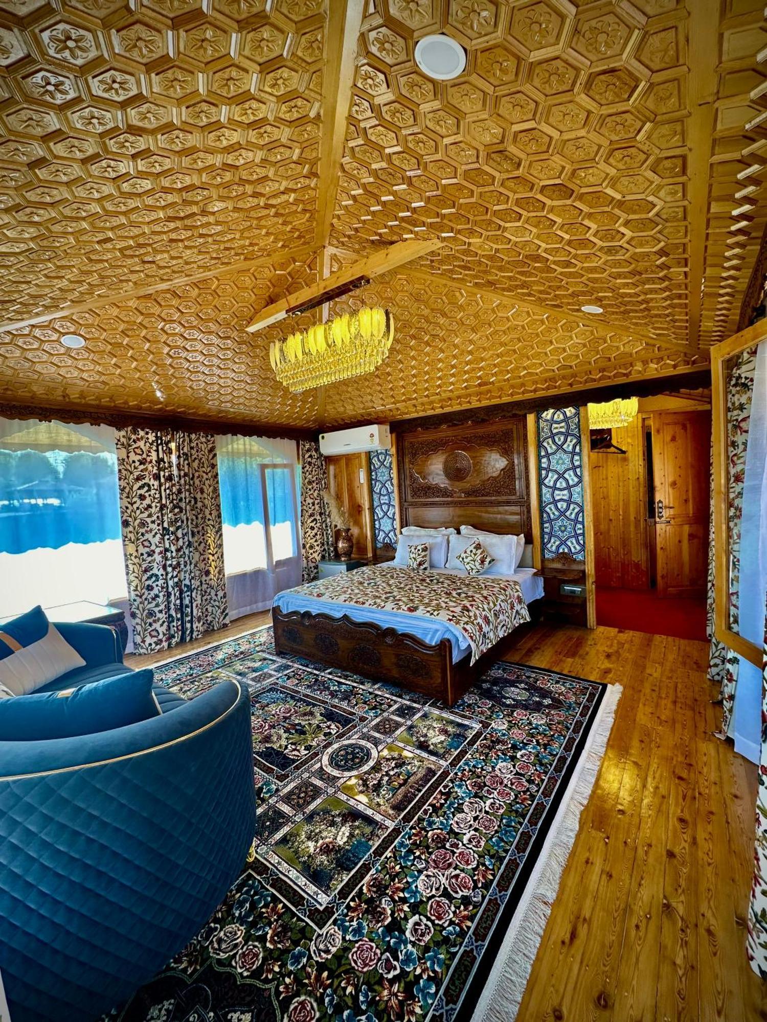 New Jacquline Heritage Houseboats Srīnagar Eksteriør bilde