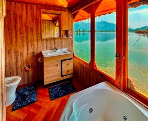New Jacquline Heritage Houseboats Srīnagar Eksteriør bilde