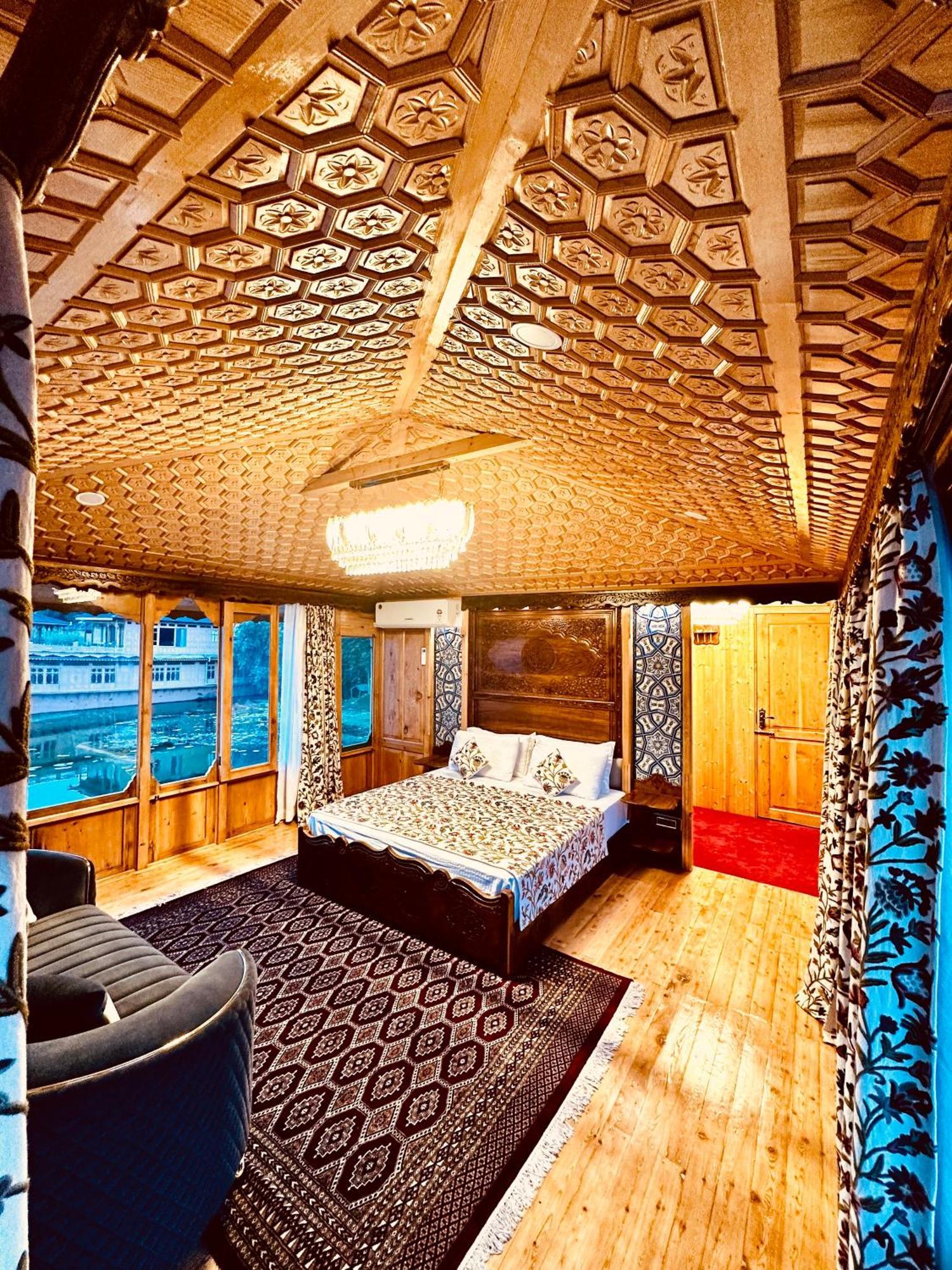 New Jacquline Heritage Houseboats Srīnagar Eksteriør bilde